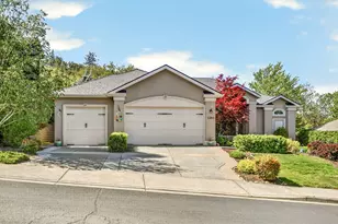 1284 Poppy Ridge Dr, Eagle Point, OR 97524 - Photo 2