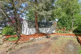 1635 NE Beacon Dr, Grants Pass, OR 97526 - Photo 42