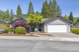 204 NW Sinclair Dr, Grants Pass, OR 97526 - Photo 2