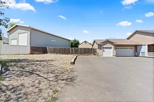 6783 Rogue River Dr, Shady Cove, OR 97539 - Photo 4