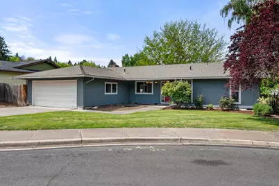 567 N Stoneham, Medford, OR 97504 - Photo 2