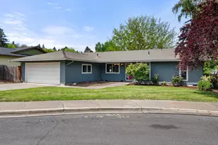 567 N Stoneham, Medford, OR 97504 - Photo 2