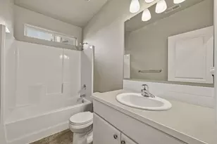2426 NW Hemlock Wy, Redmond, OR 97756 - Photo 6