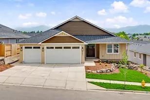 3352 Viewpoint Dr, Medford, OR 97504 - Photo 2