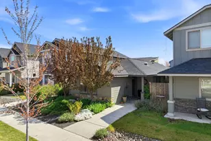 240 NW 30th St, Redmond, OR 97756 - Photo 2