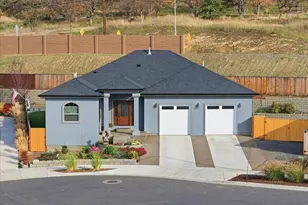 2802 High Cedars Ln, Medford, OR 97504 - Photo 2