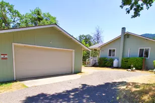 455 Crystal Dr, Grants Pass, OR 97527 - Photo 1