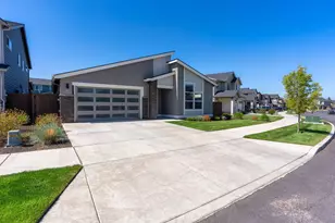 3031 NE Moreno Pl, Bend, OR 97701 - Photo 2