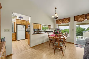 2244 Hillside Dr, Medford, OR 97502 - Photo 12
