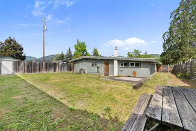 1320 NW Prospect Avenue, Grants Pass, OR 97526 - Photo 2