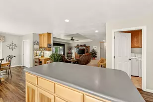 921 Birmingham St, Medford, OR 97501 - Photo 32