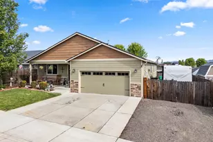 944 Stonewater Dr, Eagle Point, OR 97524 - Photo 2