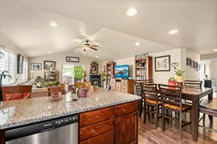 944 Stonewater Dr, Eagle Point, OR 97524 - Photo 8