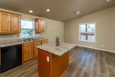 472 SE 7th Street, Madras, OR 97741 - Photo 8