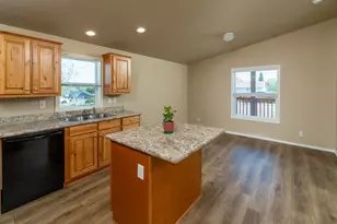 472 SE 7th St, Madras, OR 97741 - Photo 8