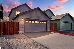 437 NW 27th St, Redmond, OR 97756 - Photo 2