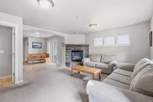 437 NW 27th St, Redmond, OR 97756 - Photo 4