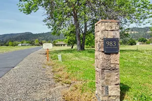 983 Old Stage Rd, Central Point, OR 97502 - Photo 2