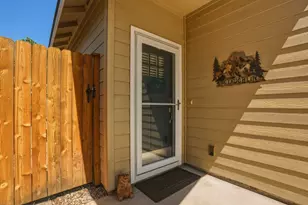 2933 NW Hemlock Ln, Redmond, OR 97756 - Photo 4