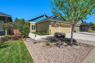 2933 NW Hemlock Ln, Redmond, OR 97756 - Photo 2