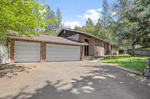 301 Red Spur Dr, Grants Pass, OR 97527 - Photo 1