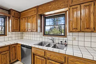 301 Red Spur Dr, Grants Pass, OR 97527 - Photo 8