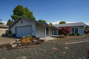 604 Hemlock Ave, Central Point, OR 97502 - Photo 2