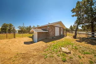 3890 NW 25th St, Redmond, OR 97756 - Photo 4