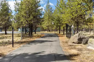 17045 Shawnee Cir, Bend, OR 97707 - Photo 4