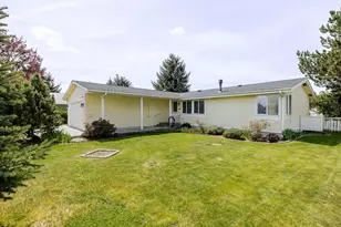 1645 NE 6th St, Redmond, OR 97756 - Photo 1