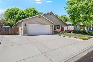 962 Ridgeview Dr, Eagle Point, OR 97524 - Photo 2