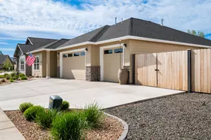 4951 SW Yew Pl, Redmond, OR 97756 - Photo 6