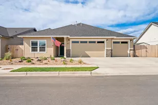 4951 SW Yew Pl, Redmond, OR 97756 - Photo 2