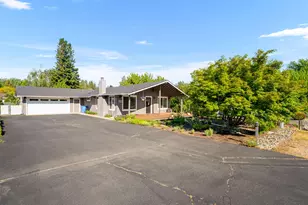 2094 Montgomery Ln, Grants Pass, OR 97527 - Photo 2