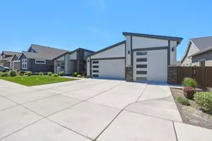3631 NE Desert Juniper Ln, Bend, OR 97701 - Photo 2