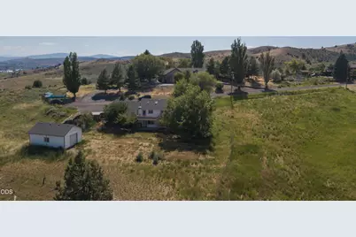 1839 Melanie Court, Klamath Falls, OR 97601 - Photo 2