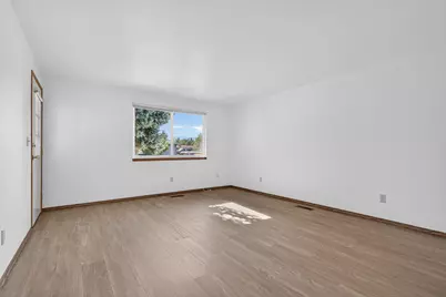 2129 Jubilant Avenue, Medford, OR 97504 - Photo 2