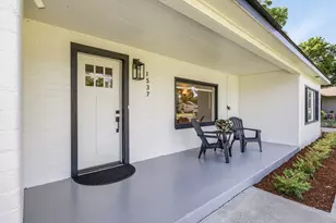 1537 Cloverlawn Dr, Grants Pass, OR 97527 - Photo 2