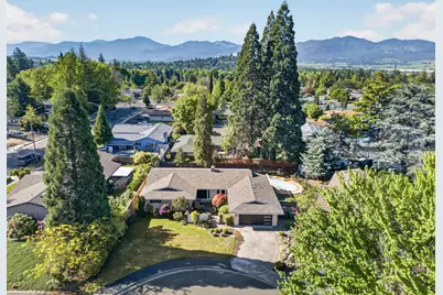 2432 London Circle, Medford, OR 97504 - Photo 2