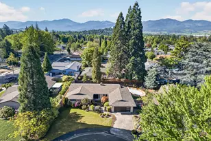 2432 London Cir, Medford, OR 97504 - Photo 2