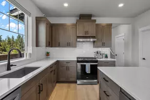 60933 SE Sydney Harbor Ct, Bend, OR 97702 - Photo 8