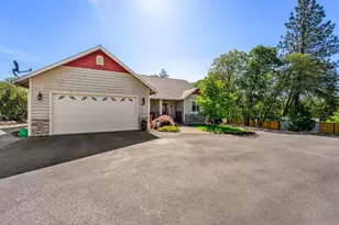 847 Three Pines Rd, Grants Pass, OR 97526 - Photo 2