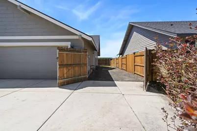 1717 NE 3rd Court, Redmond, OR 97756 - Photo 4
