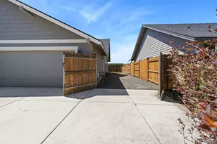 1717 NE 3rd Ct, Redmond, OR 97756 - Photo 4