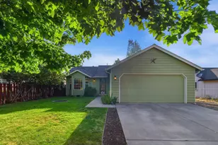 2067 SW 30th St, Redmond, OR 97756 - Photo 2