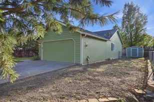 2067 SW 30th St, Redmond, OR 97756 - Photo 8