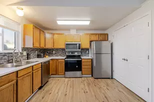 3211 SW Salmon Ave, Redmond, OR 97756 - Photo 4