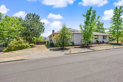 1041 La Loma Drive, Medford, OR 97504 - Photo 4