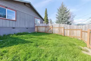 903 NW Hewitt Ln, Grants Pass, OR 97526 - Photo 4