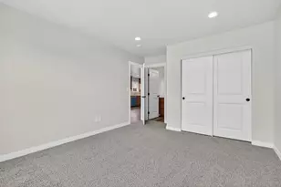 952 Honey Bee St, Medford, OR 97501 - Photo 8